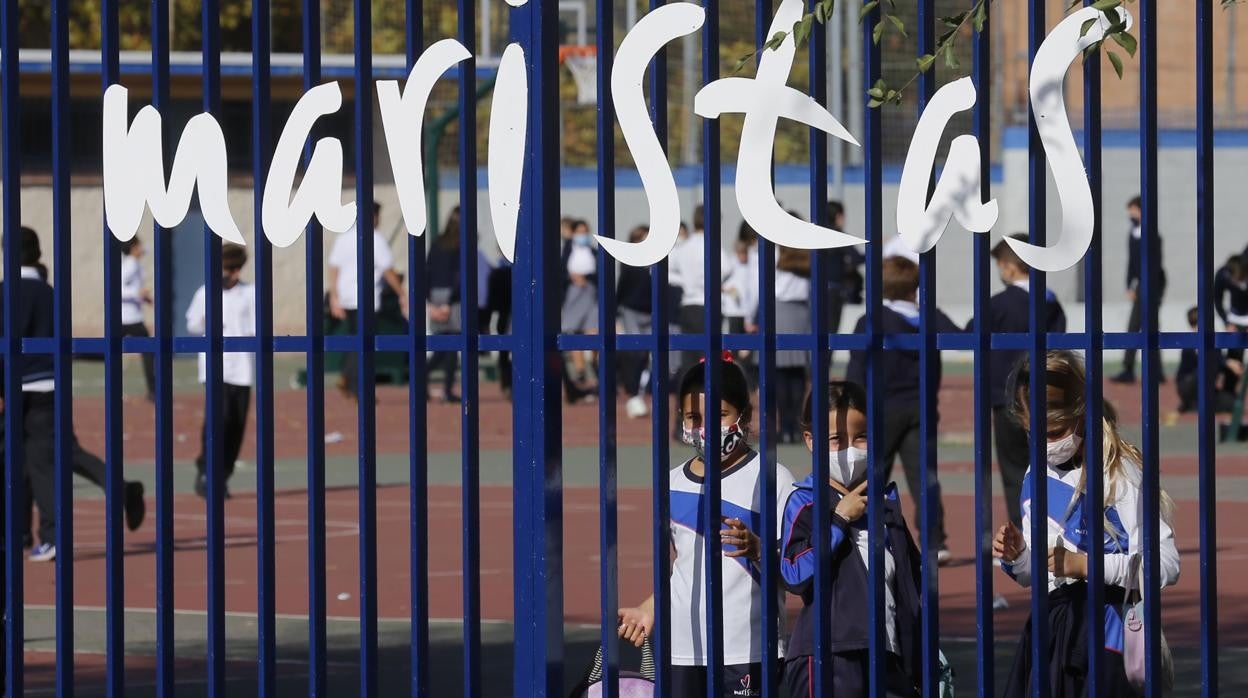Niños jugando en el colegio Cervantes de maristas en Córdoba