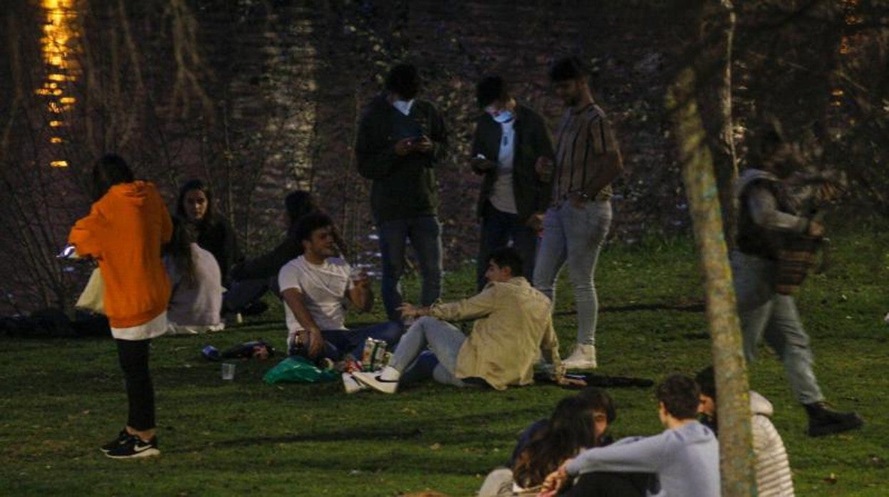 Jóvenes en el paseo del río en sevilla