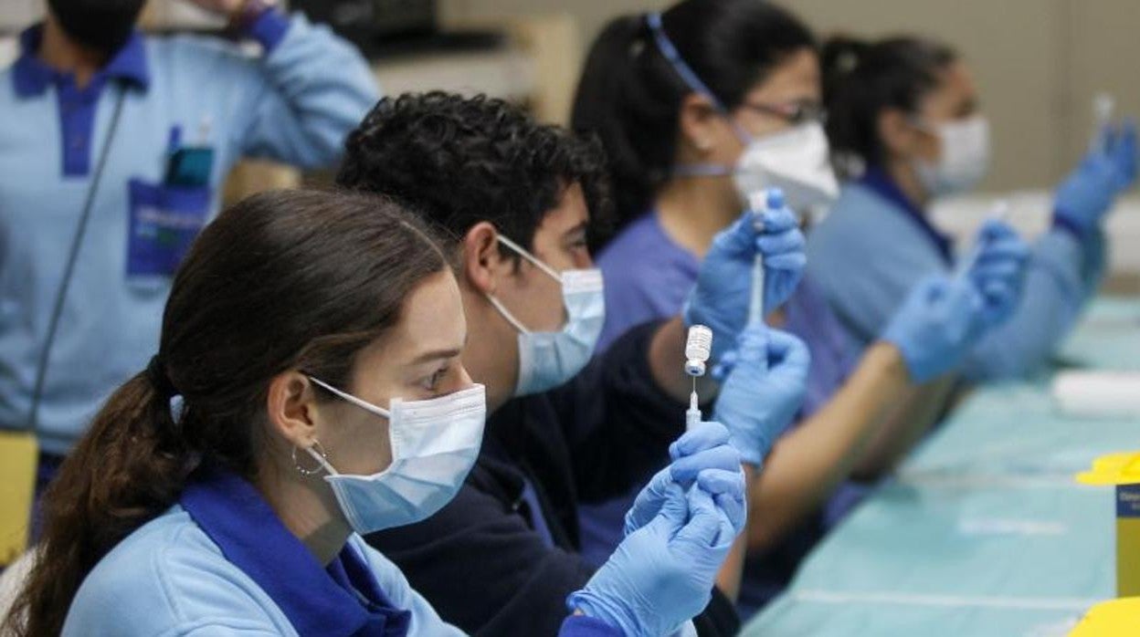 Sanitarios preparan las vacunas antes de ser inoculadas en las personas