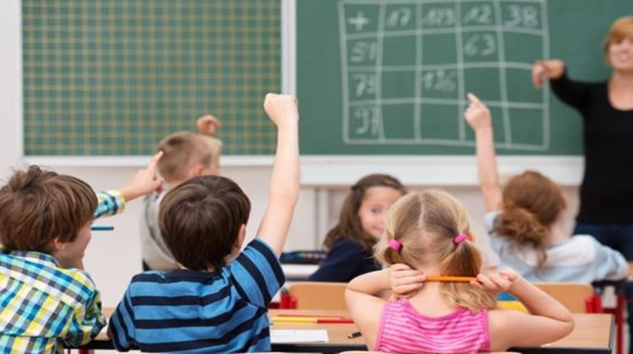 Alumnos en clase en una imagen de archivo