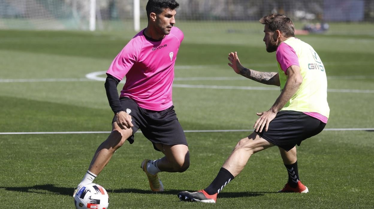 Willy intenta regatear a Nahuel Arroyo