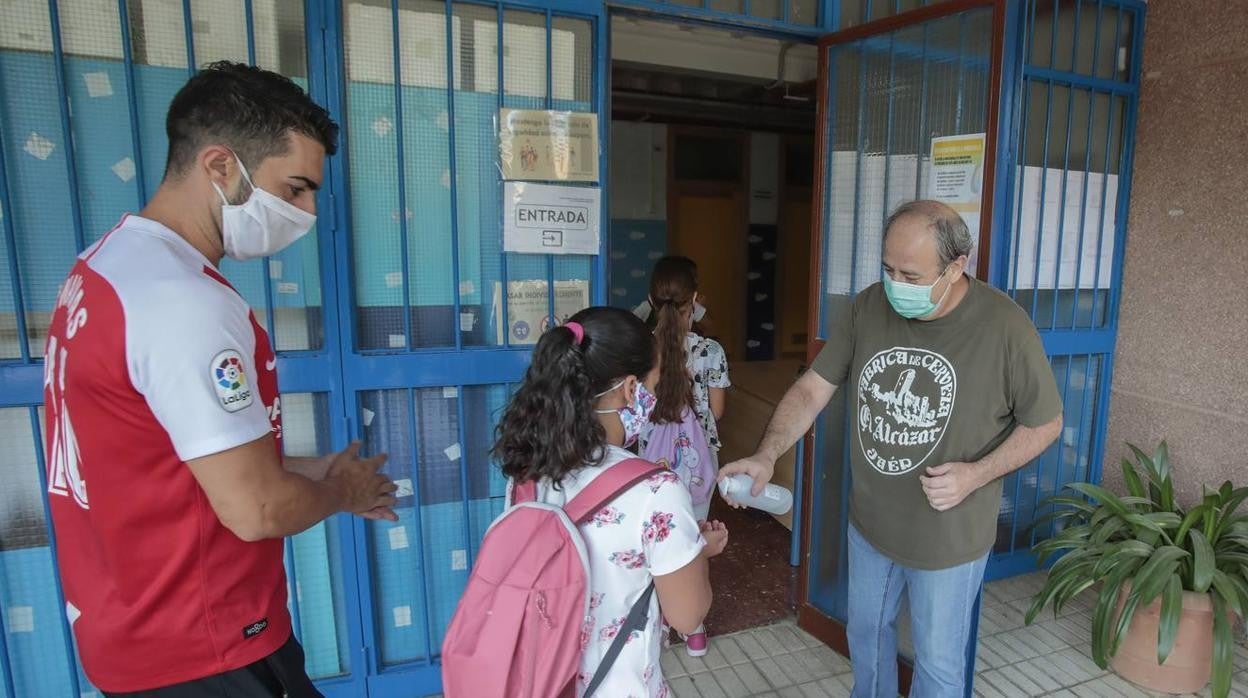 Alumnos en la entrada de un centro escolar el verano pasado