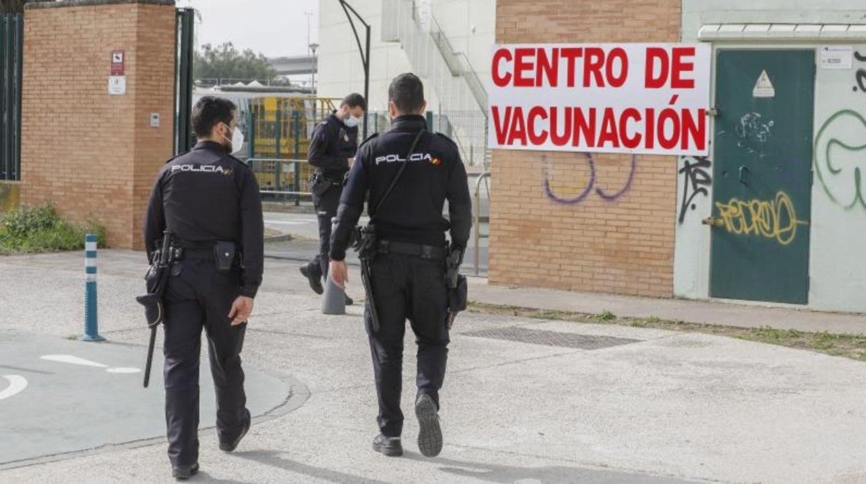 Comienzo de la vacuna contra el Covid-19 a la Policía Nacional en Sevilla