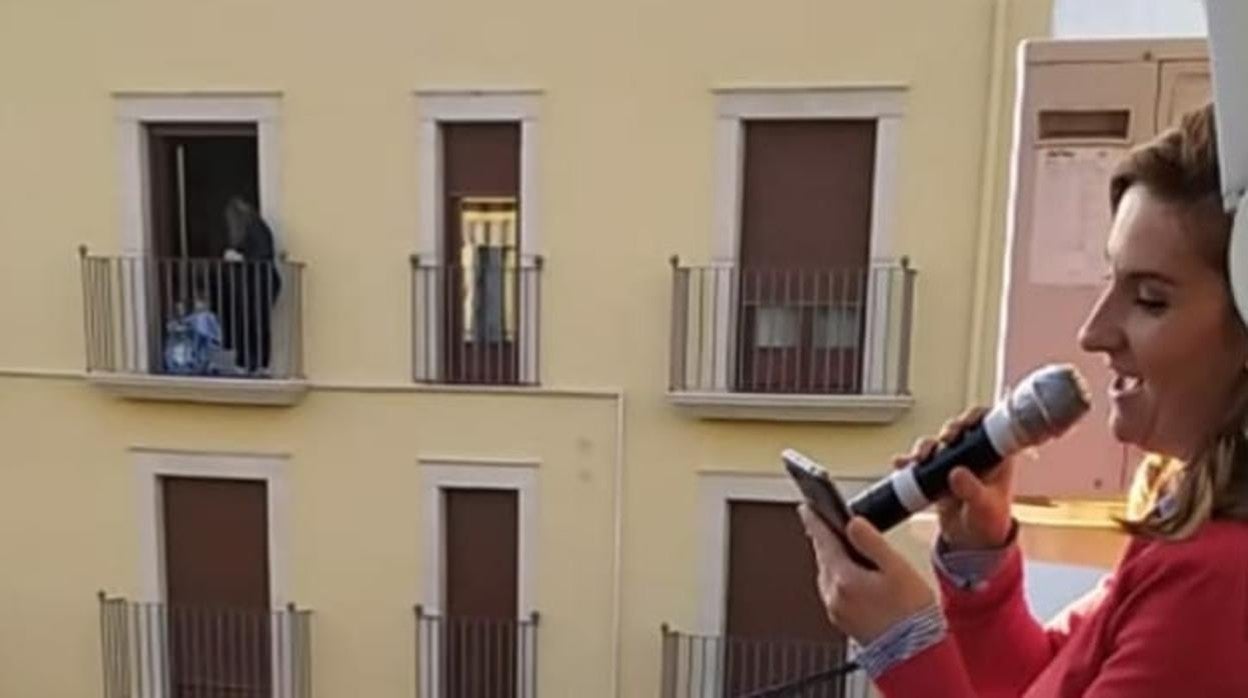 Una participante graba un vídeo para mandarlo al festival de la canción de Priego en 2020