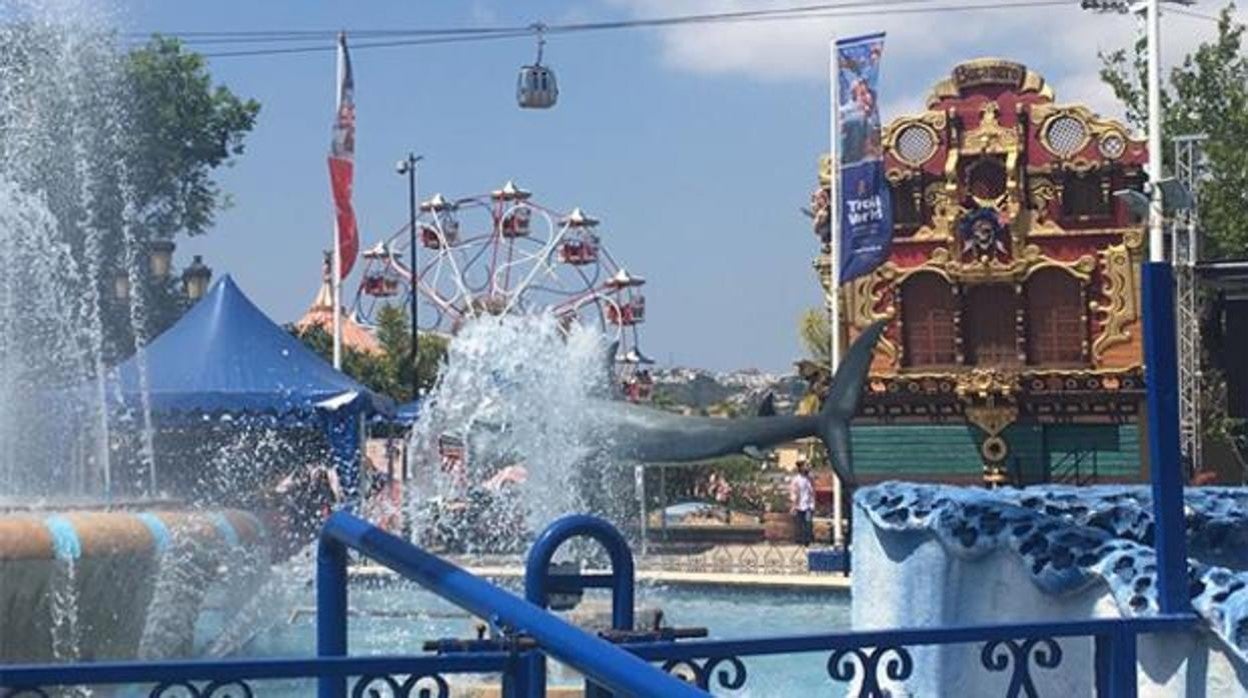 Vista de algunas de las atracciones del parque en Benalmádena