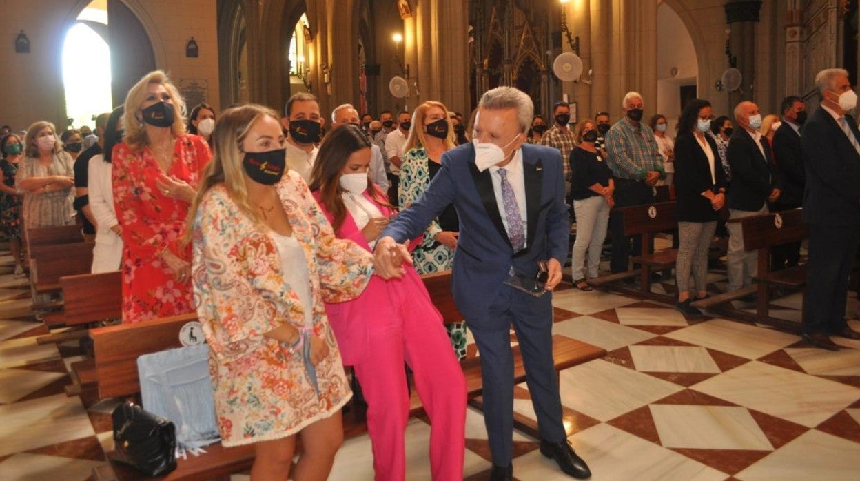 Rocío Flores, Gloria Camila y Ortega Cano, en la primera fila del santuario