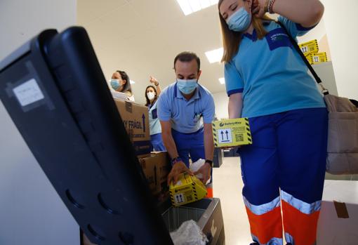 Carga de neveras climatizadas con vacunas con destino a los puntos de la campaña