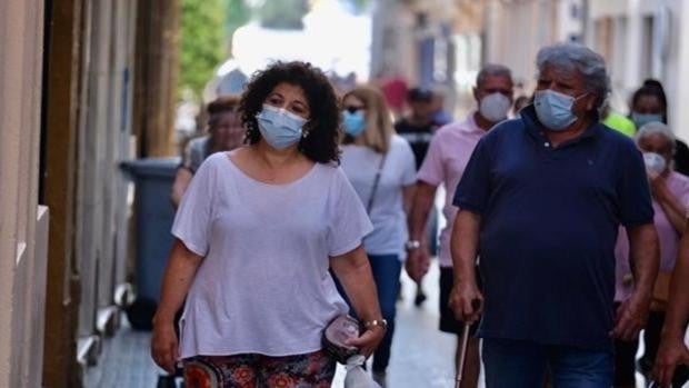 La Junta descarta eliminar las mascarillas en julio y aboga por una desescalada lenta en Andalucía