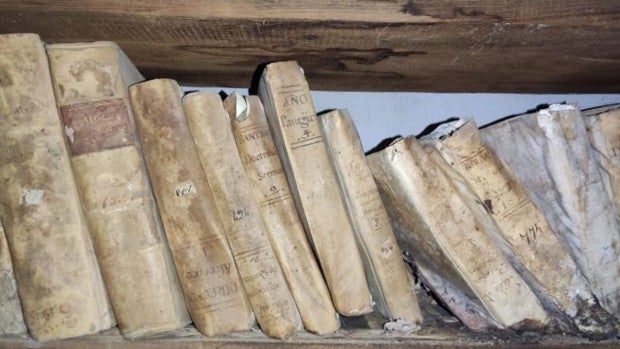 Hinojos recupera los libros olvidados de la casa del cura