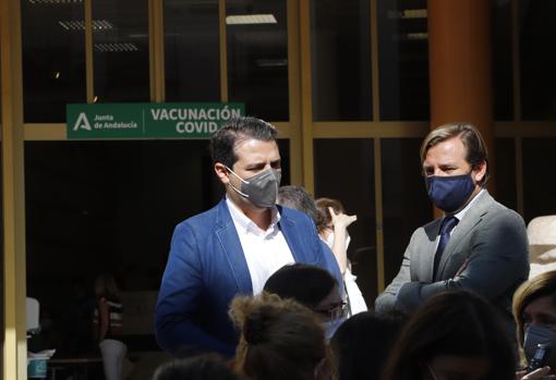 José María Bellido y Antonio Repullo en la puerta del Consistorio