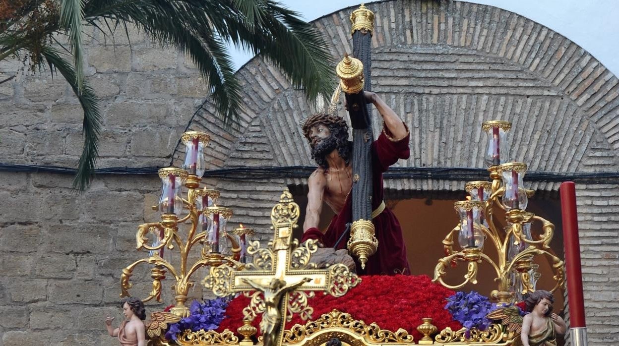 Jesús Caído sale de la iglesia de Santa Marina en la mañana del Jueves Santo en Fernán Núñez