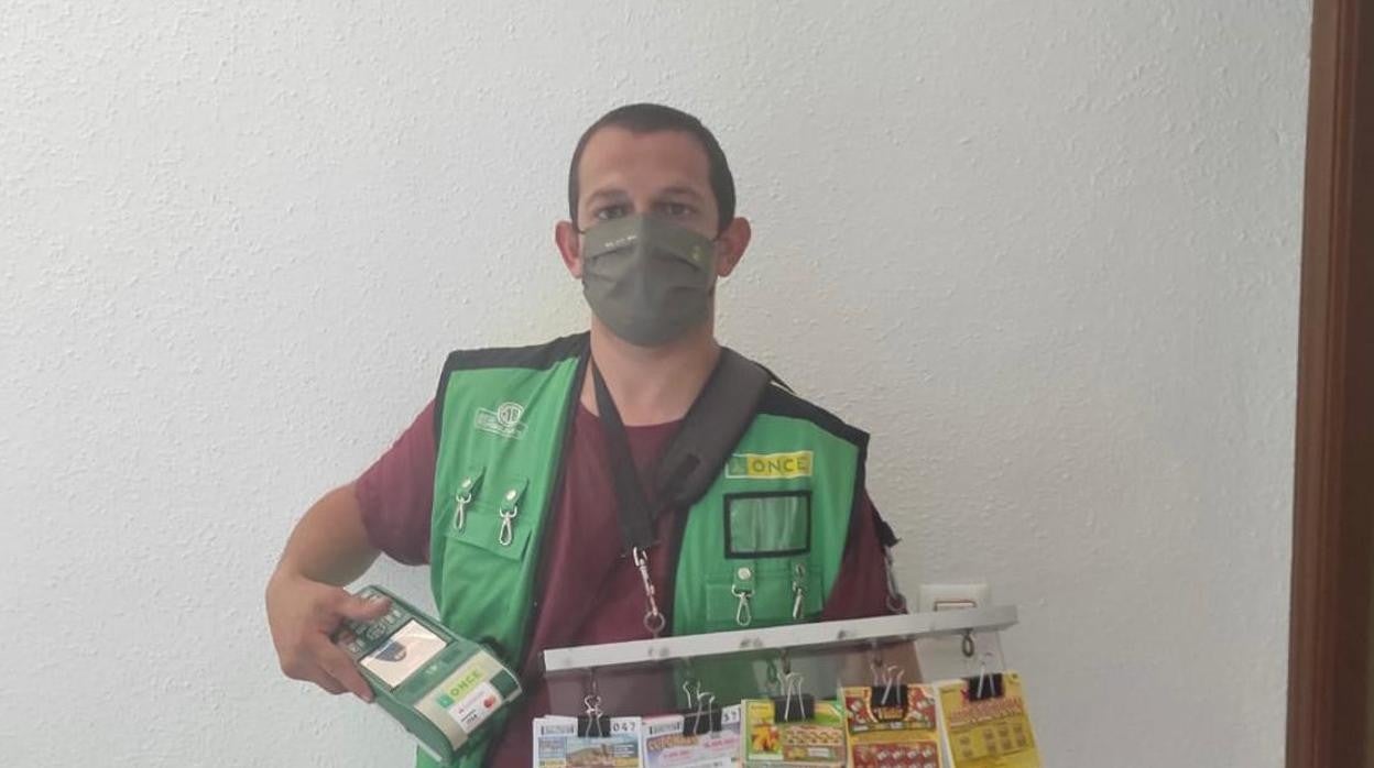 El vendedor Rafael María Lucena, en una imagen facilitada por la ONCE