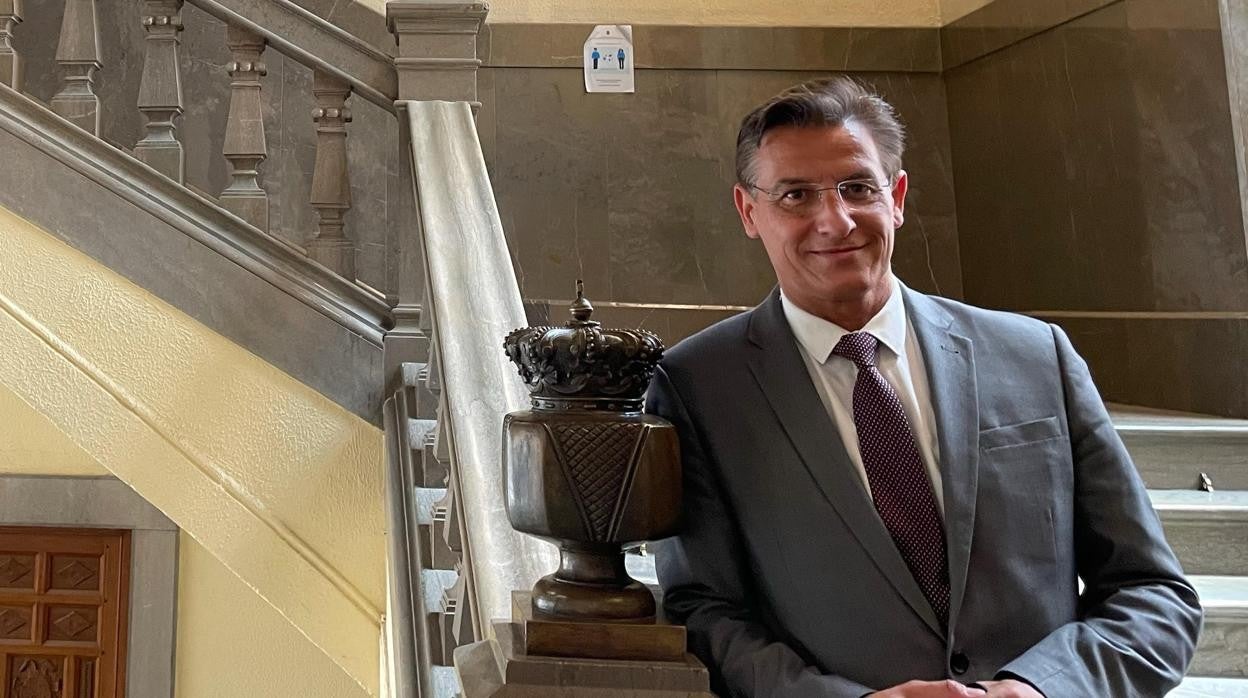 Luis Salvador, alcalde de Granada, en las escaleras del Ayuntamiento