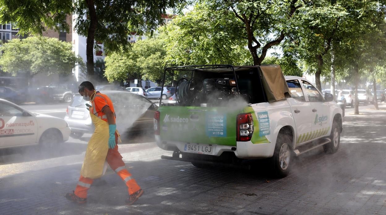 Un empleado de Sadeco hace su trabajo en las calles de Córdoba