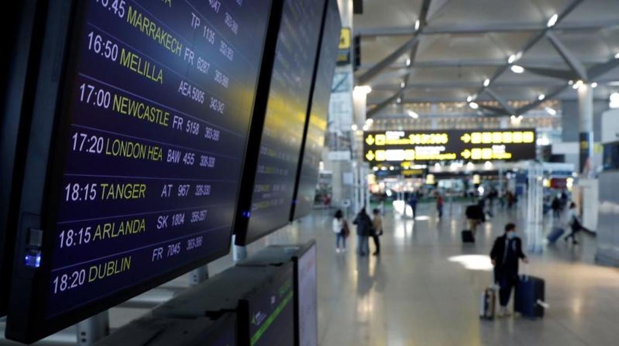 Panel de salidas y llegadas del aeropuerto de Málaga