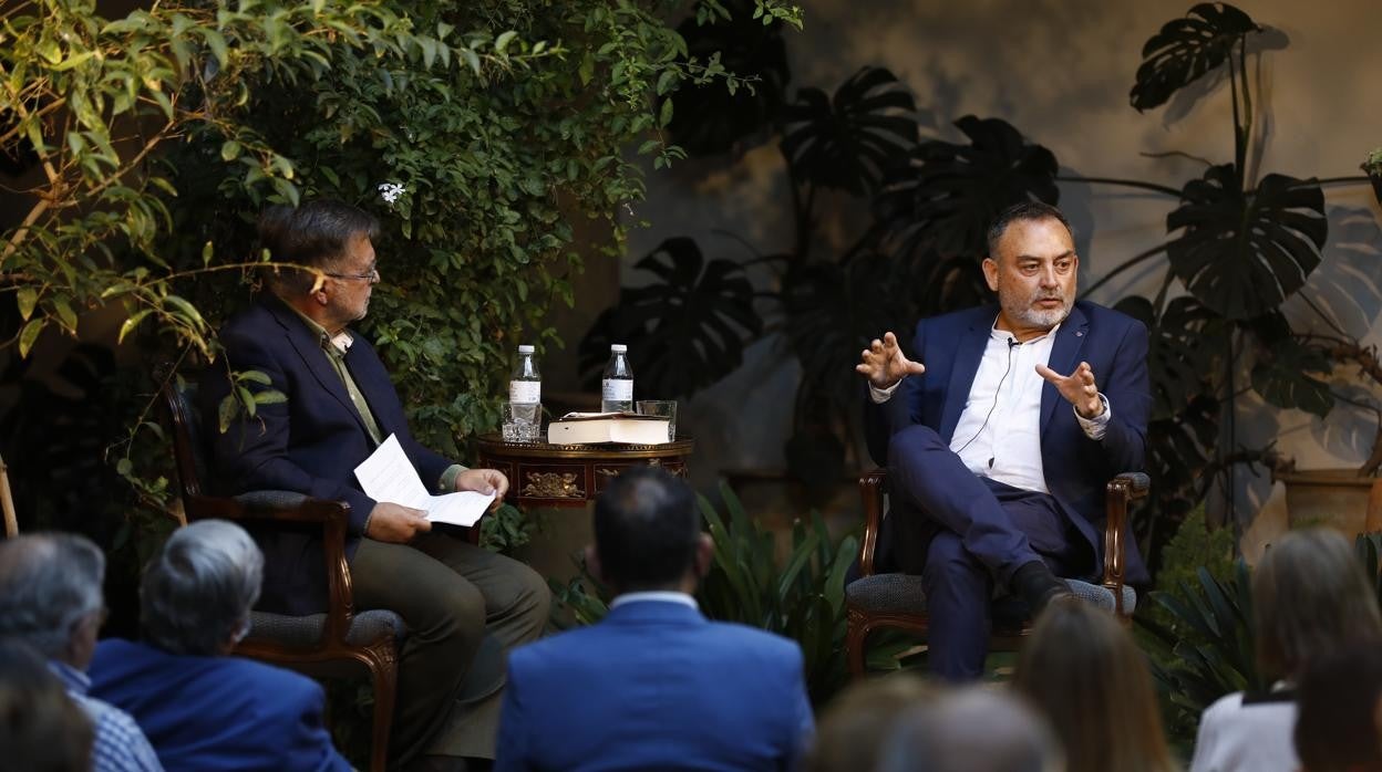 José Calvo Poyato y Jesús Sánchez Adalid, en el Foro Cultural en el Palacio de Viana