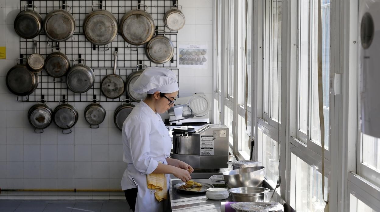 Una ayudante de cocina, durante un curso de formación en Córdoba