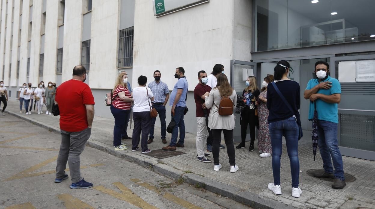 Cola de docentes para vacunarse de segunda dosis en Córdoba este fin de semana