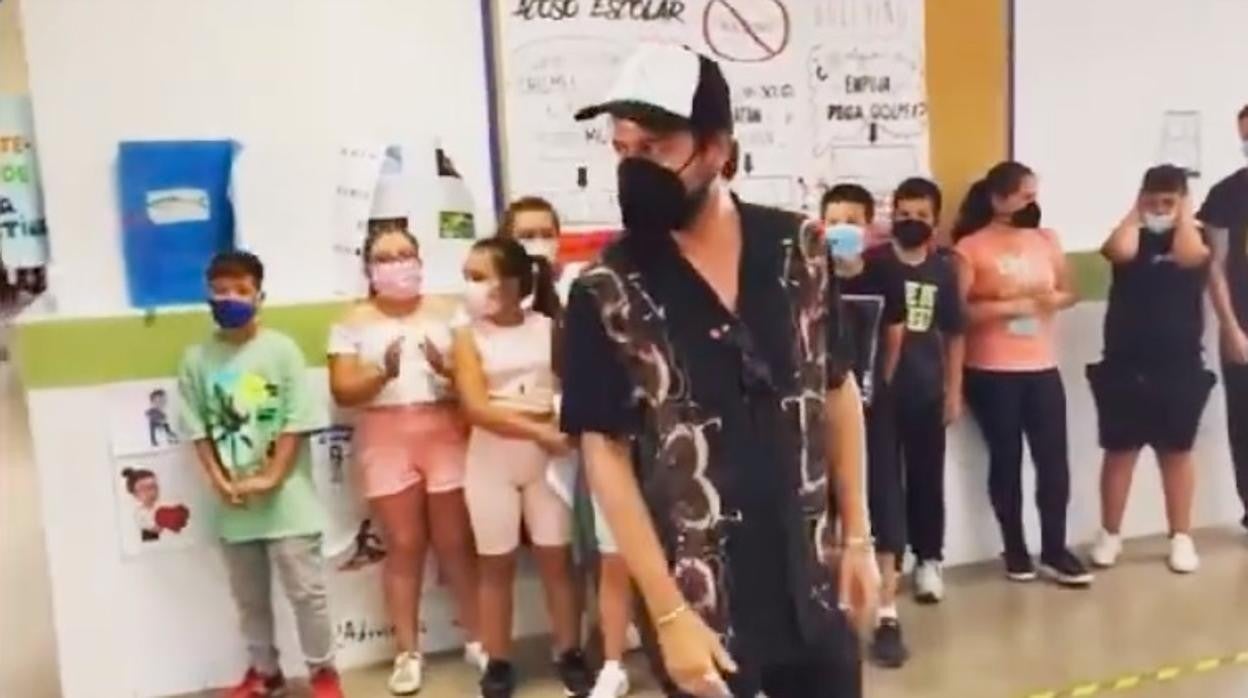 Captura de un momento del vídeo en el los alumnos le cantan a Manuel Carrasco 'Qué bonito es querer'