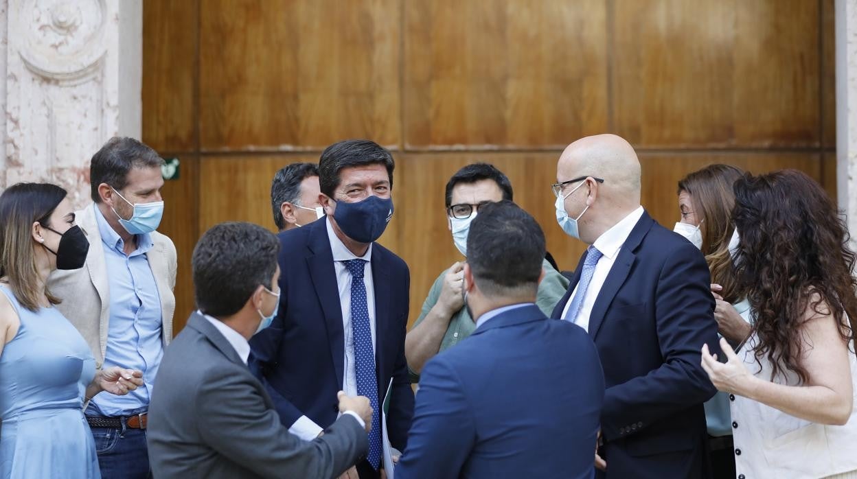 Los diputados felicitan al vicepresidente Juan Marín por la aprobación de la Ley contra el Fraude