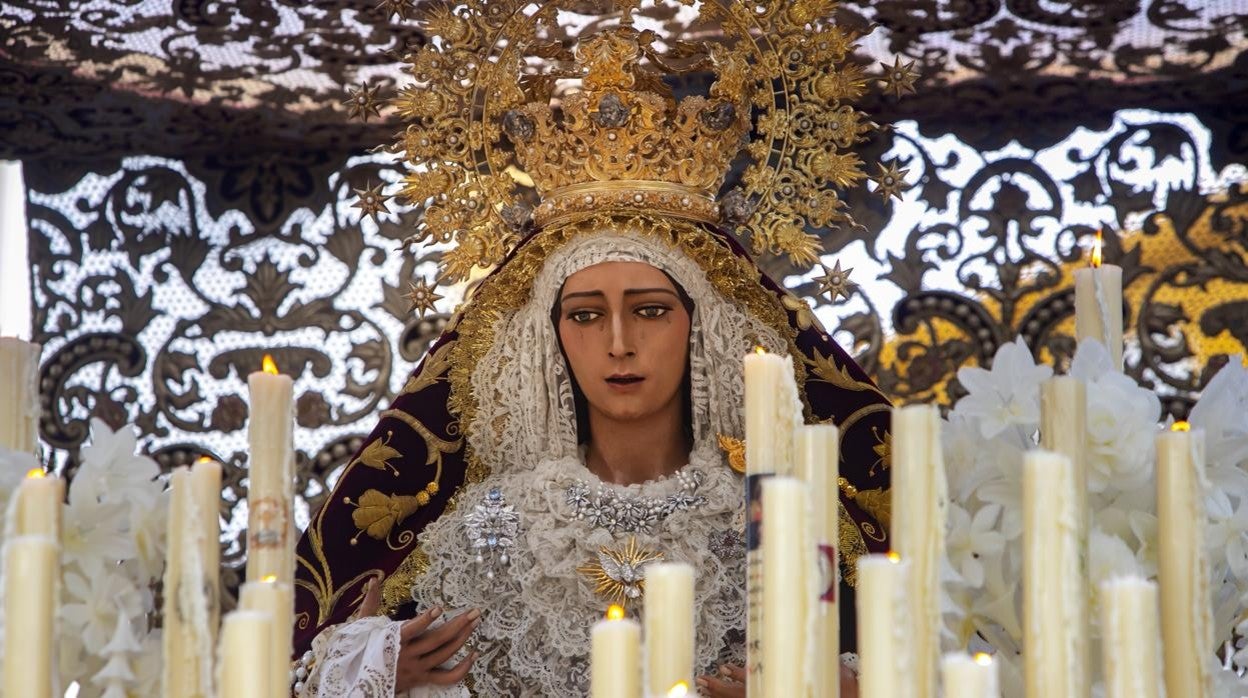 María Santísima de la Encarnación, en su palio, el 14 de abril de 2019