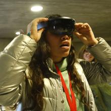 Una joven con gafas de realidad virtual