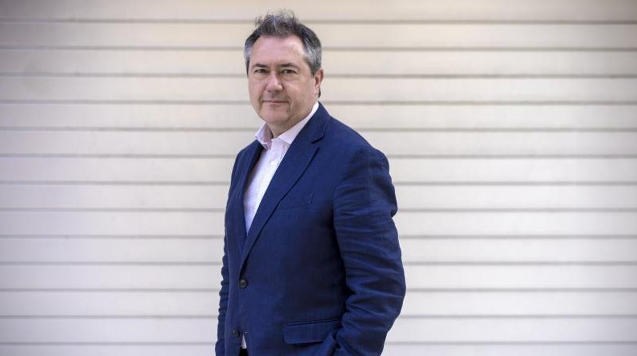 Juan Espadas posando para la entrevista que concedió a ABC