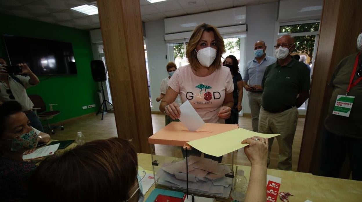 Susana Díaz deposita su voto en la urna situada en la Agrupación de Triana en la que milita