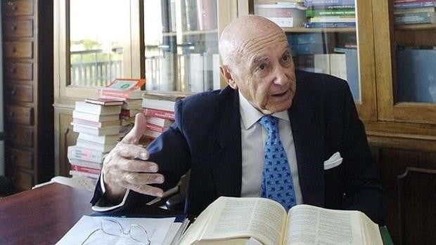 Políticos de todos los signos lamentan la muerte de Manuel Clavero, «padre de la Andalucía moderna»