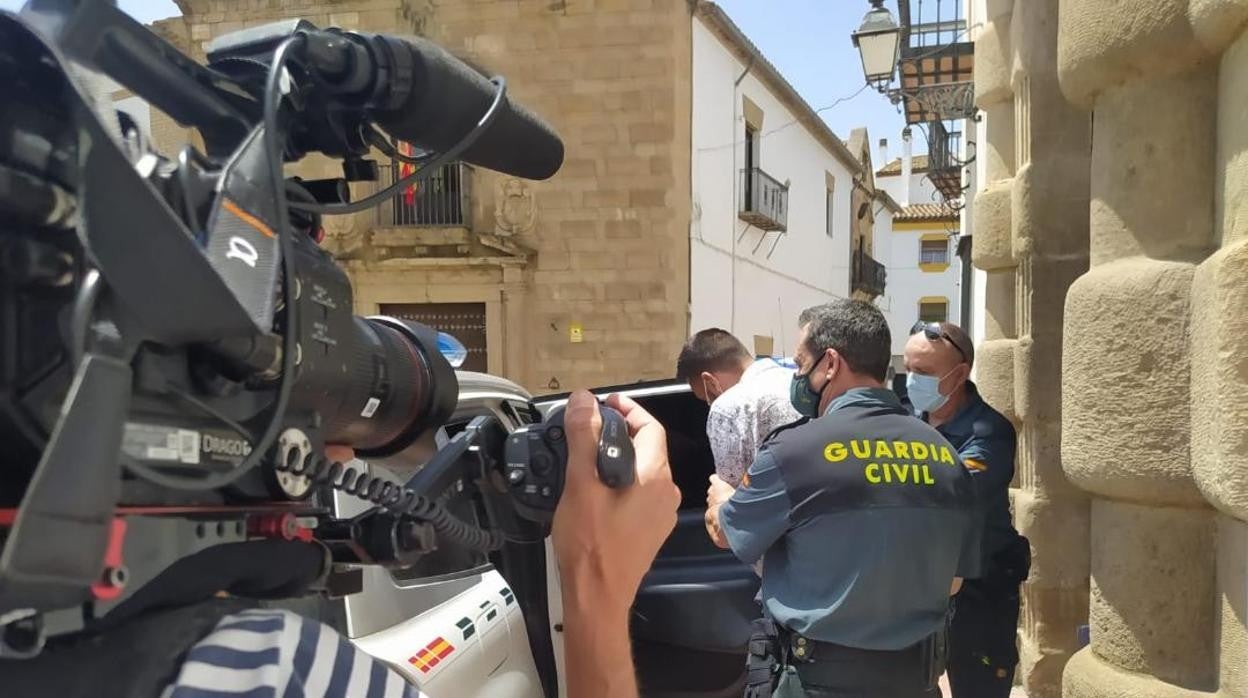 El joven sube al vehiculo de la Guardia Civil tras declarar en el juzgado de Andújar