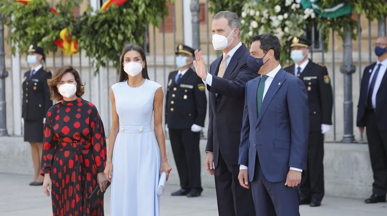 Sus Majestades los Reyes flanqueados por el presidente de la Junta y la vicepresidenta del Gobierno