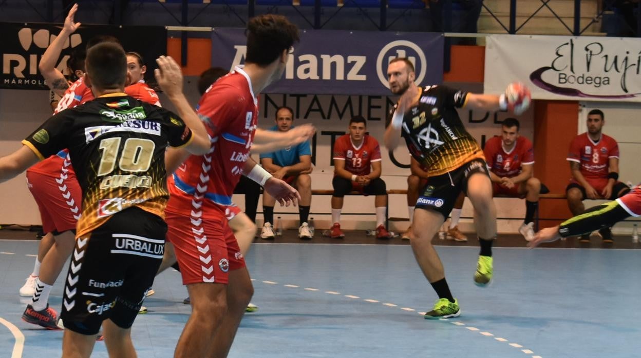 Mitic, en una acción con el Ángel Ximénez Puente Genil