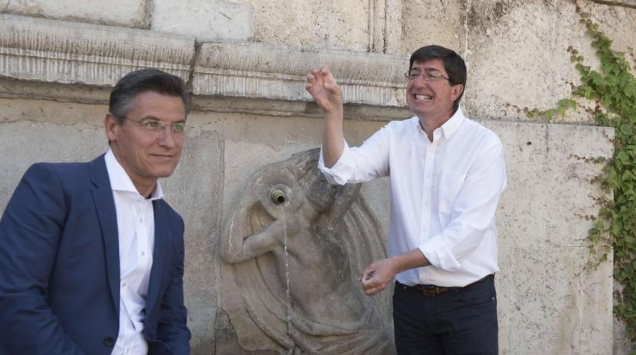 El presidente y portavoz del grupo de Ciudadanos en el Parlamento andaluz, Juan Marín (d), junto al alcalde de Granada, Luis Salvador, durante un paseo por la carrera del Darro del Albaycin granadino