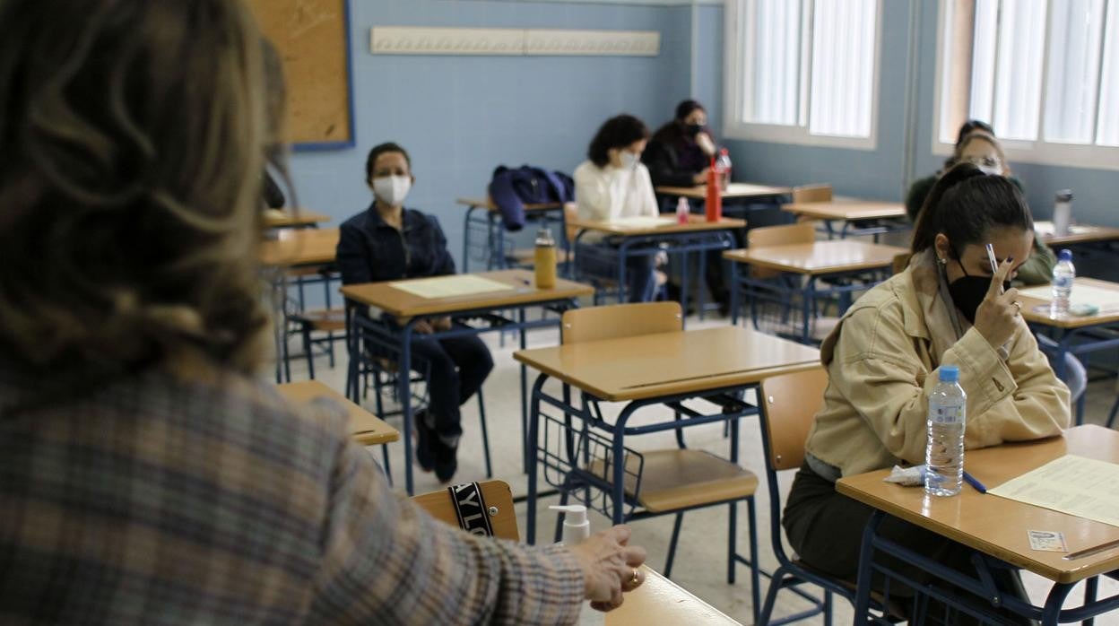 Opositores durante una prueba de acceso a la función pública en Sevila