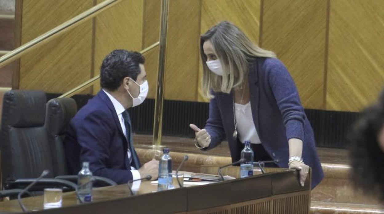 La consejera Marifrán Carazo charla con Juanma Moreno en el Parlamento el pasado 27 de mayo