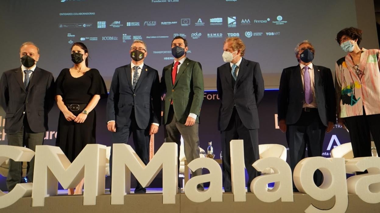 Autoridades asistentes al acto inaugural del foro este lunes