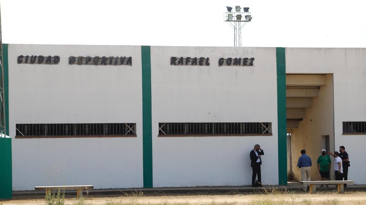 Fachada de la grada del campo principal de la Ciudad Deportiva Rafael Gómez