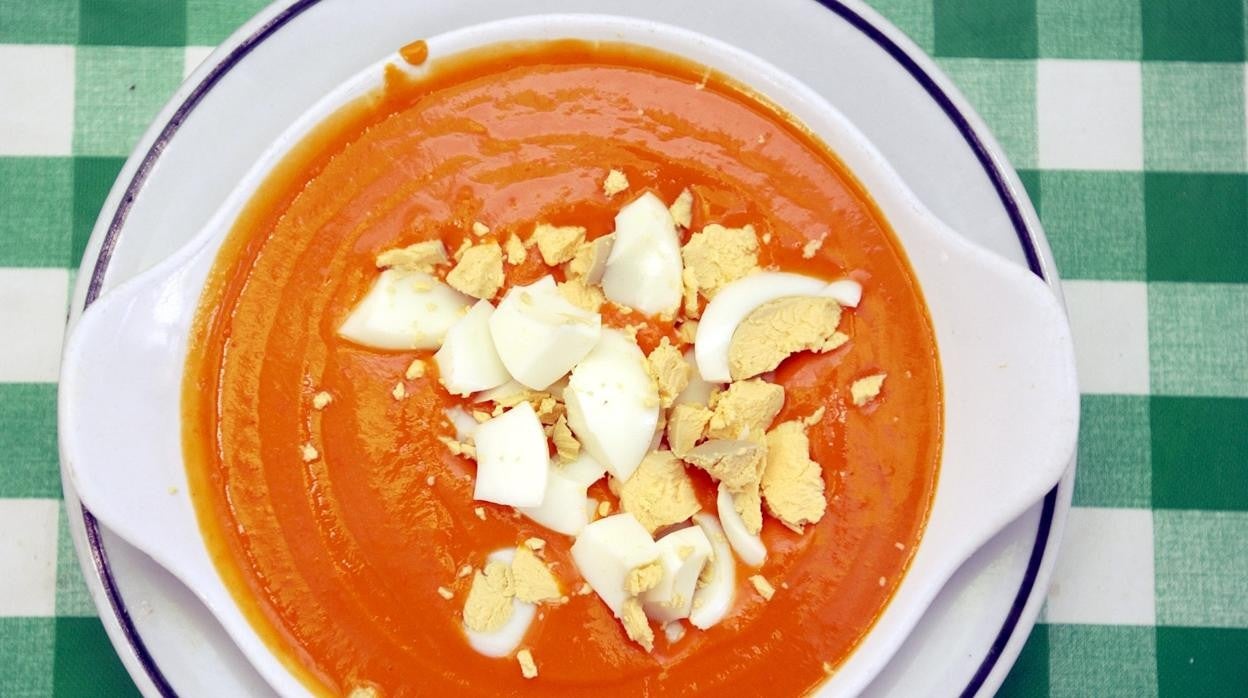 Plato de salmorejo en un restaurante sevillano