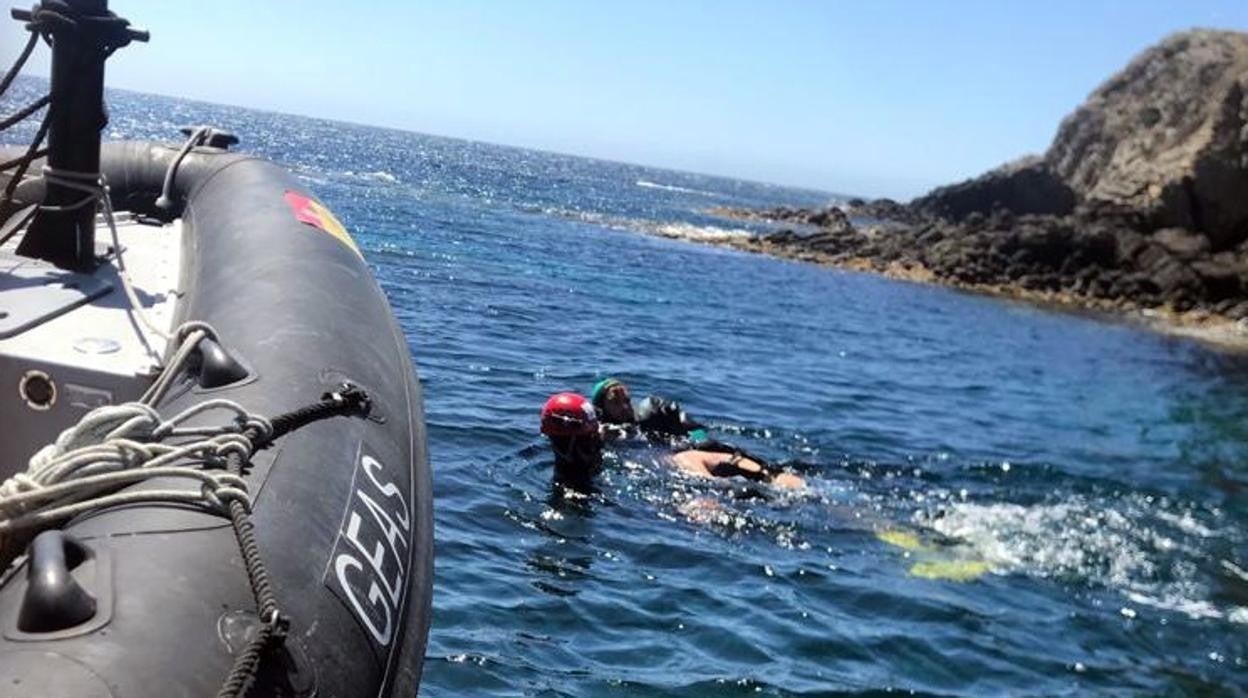Rescate de uno de los cuerpos de los bañistas ahogados en Cabo de Gata-Níjar.