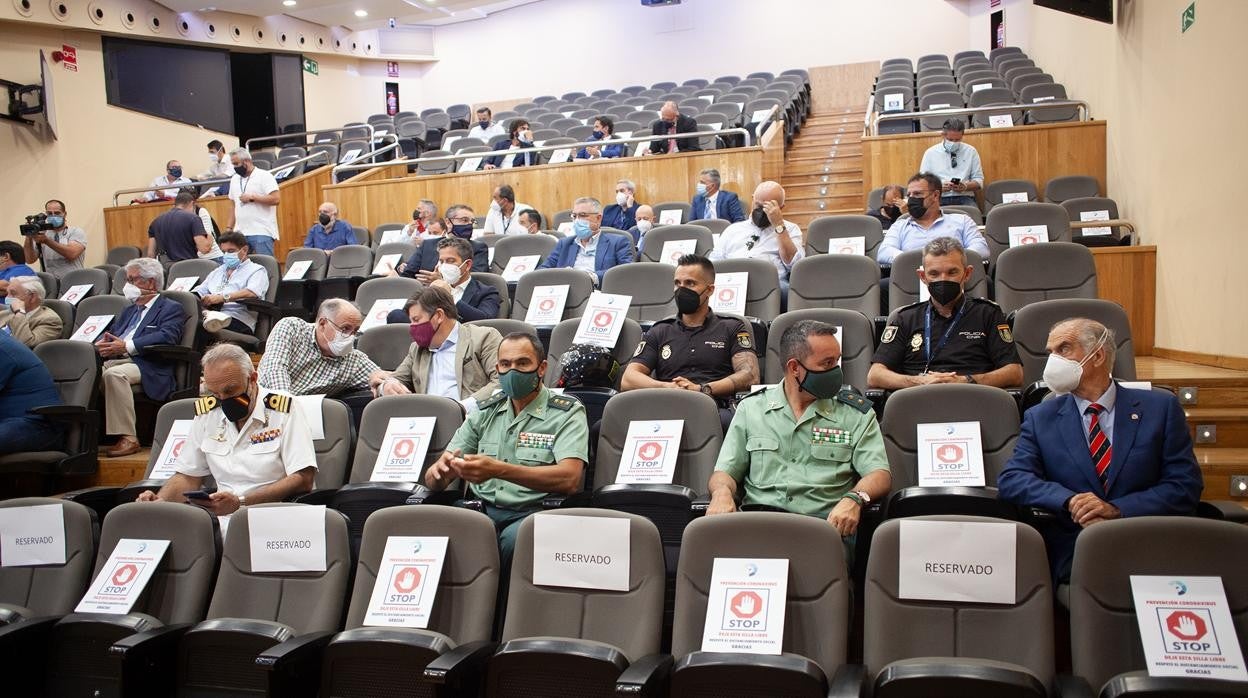Algunos de los asistentes el homenaje brindado en Algeciras a los marinos