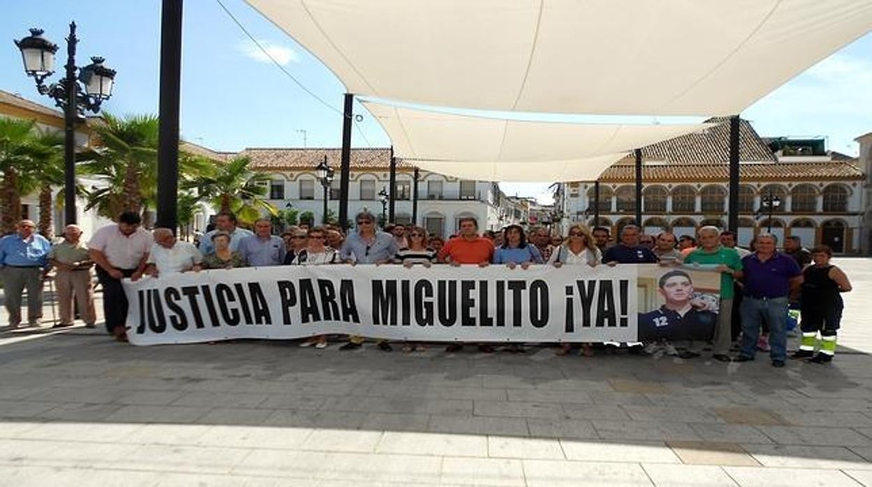 Familiares y amigos de Miguel Rodríguez en una concentración en 2015 pidiendo justicia