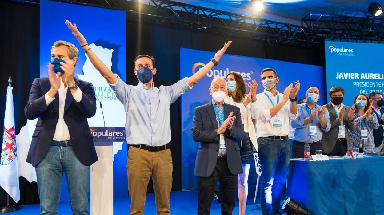 Javier A. García, brazos en alto, agradece su nombramiento como presidente del PP de Almería.