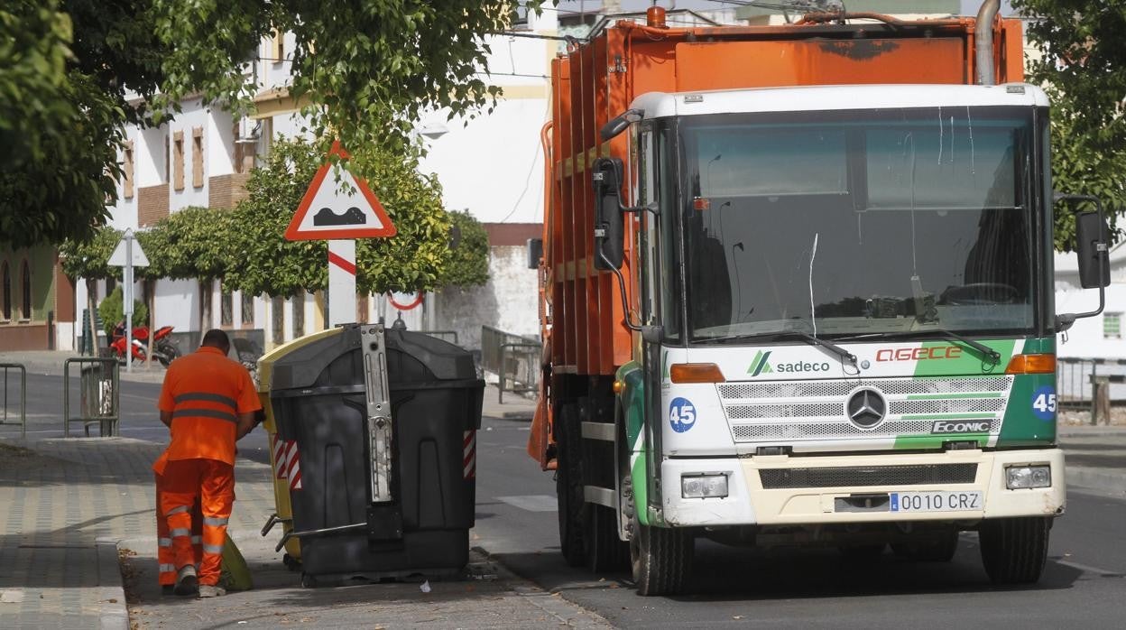 Trabajadores de Sadeco efectuando labores de recogida de basura en Alcolea