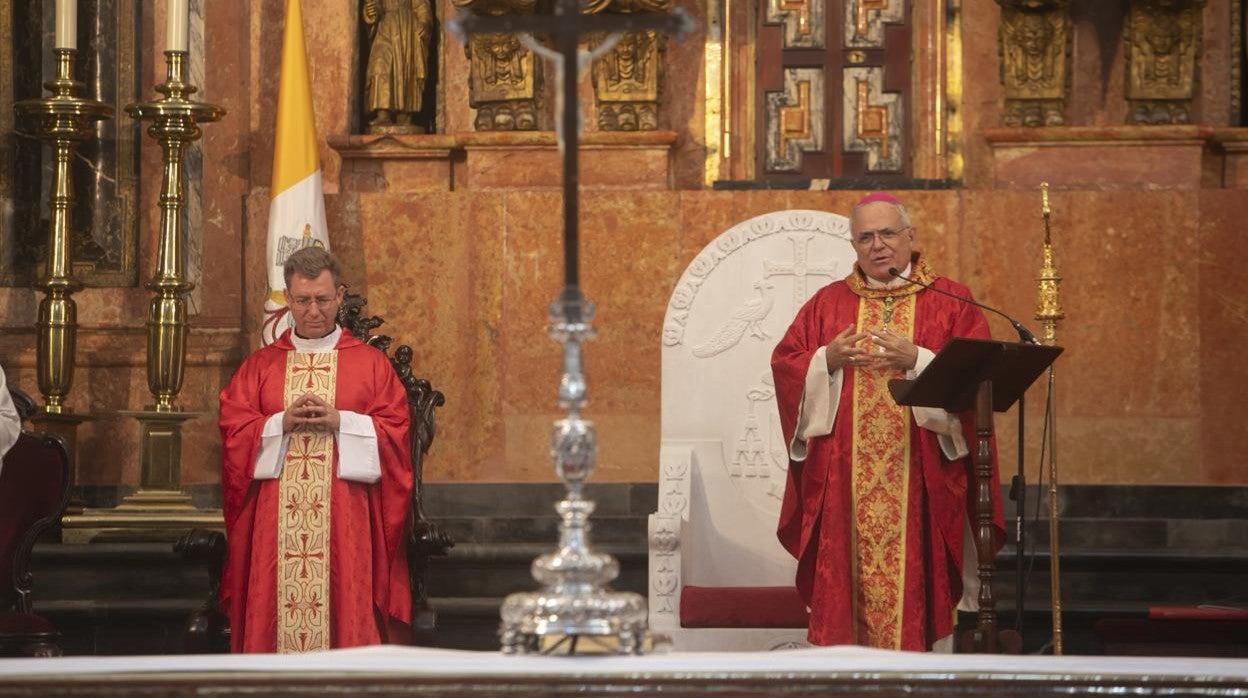 El obispo hoy duran la cerenomia de ordenación de siete sacerdotes que ha tenido lugar en la Catedral