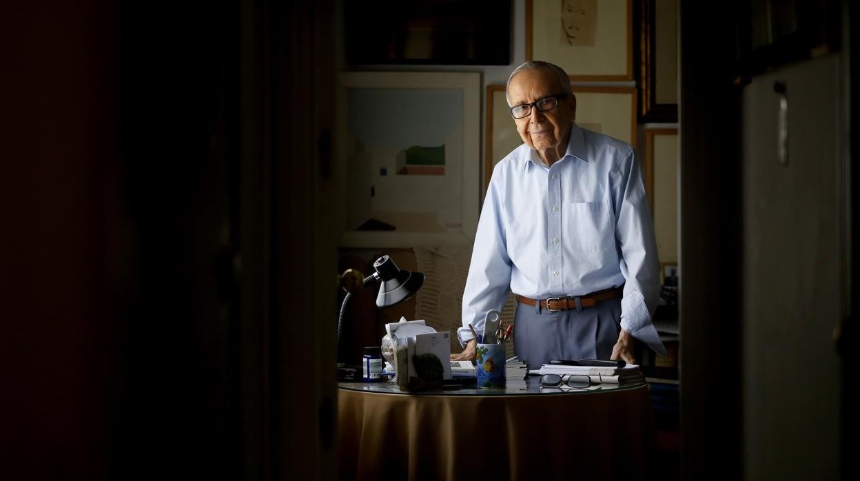 Pablo García Baena, en una imagen tomada en su casa