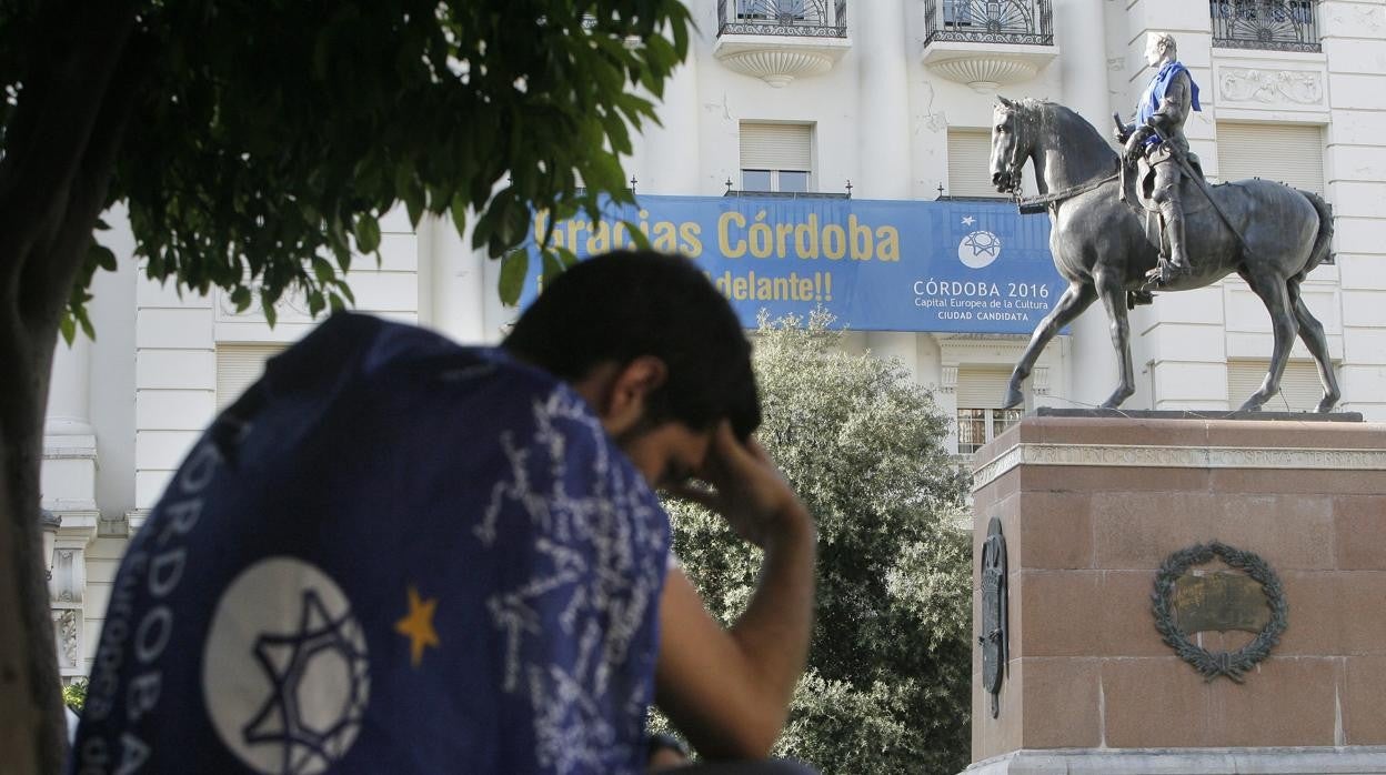 Un joven se lamenta en Las Tendillas el 28 de junio de 2011 tras conocer la decisión