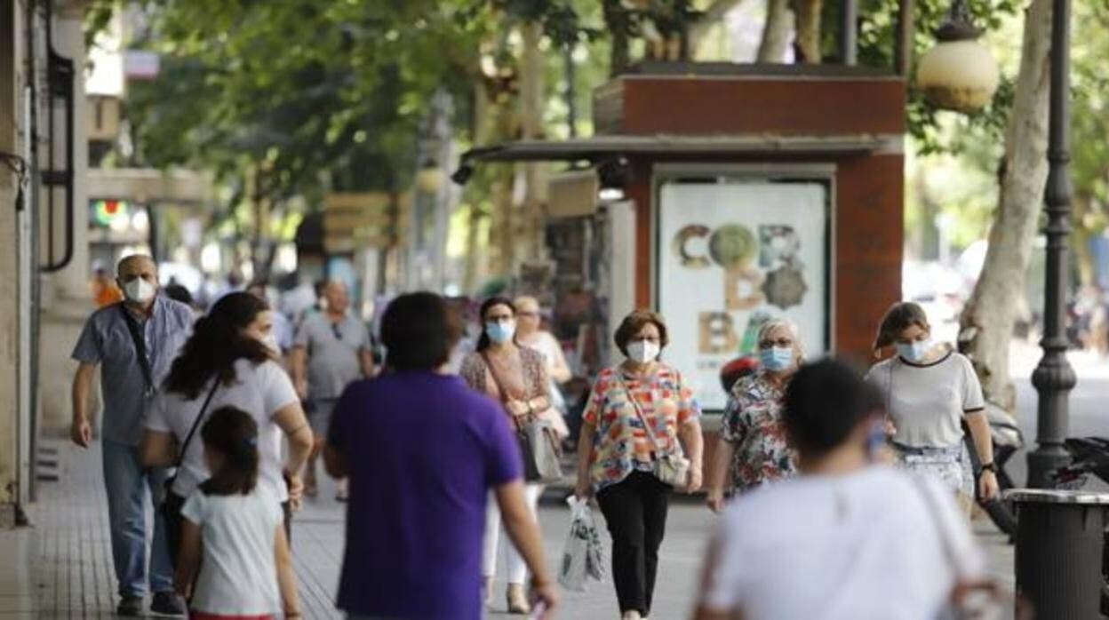 Ciudadanos con mascarilla por las calles de Córdoba