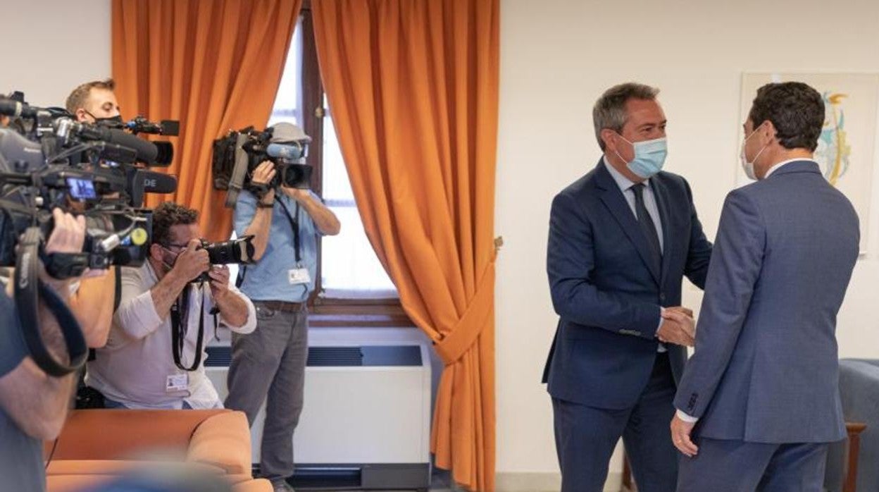 Reunión entre el presidente de la Junta de Andalucía, Juanma Moreno (d), y el candidato del PSOE-A a la presidencia de la Junta, Juan Espadas (i), el 24 de junio de 2021
