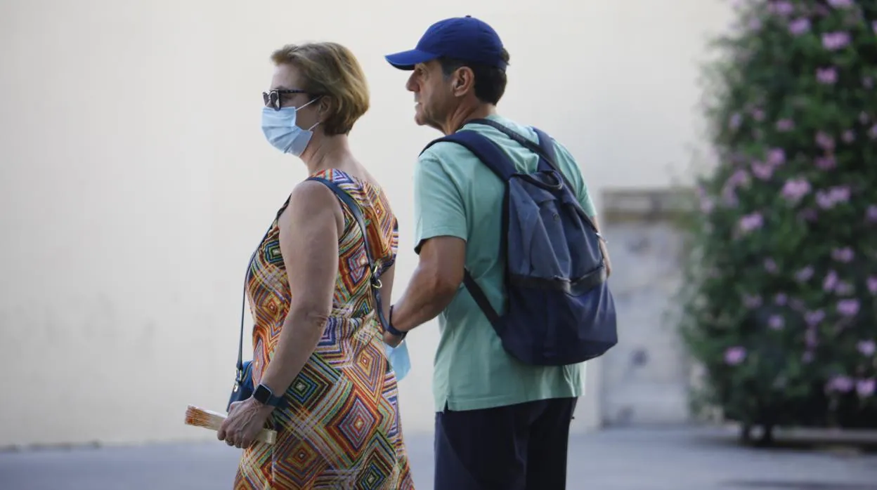 Una pareja pasea por las calles de Córdoba este pasado sábado, fin de la obligación exterior de mascarillas