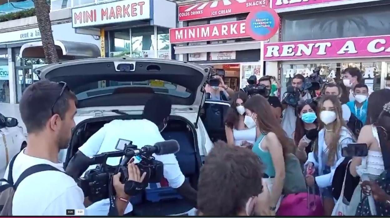 Una de las estudiantes sube a un taxi tras abandonar el hotel Palma Bellver